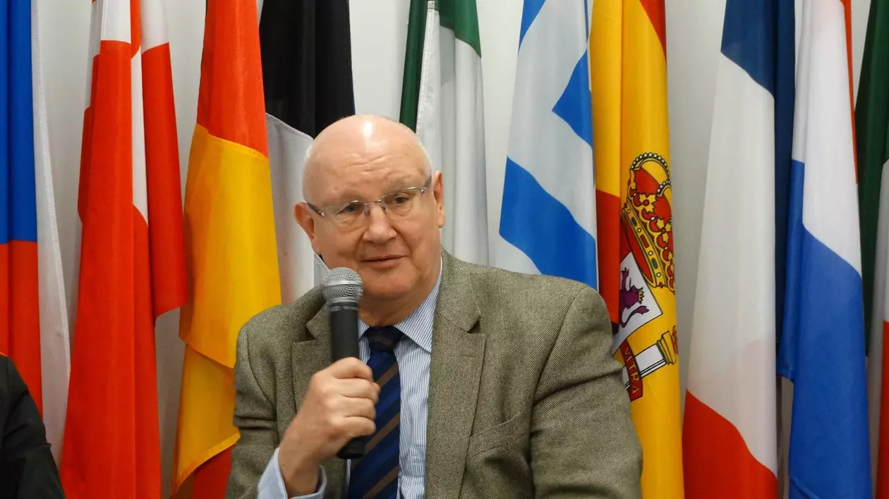 Ioan Mircea Pașcu, fost ministru al Apărării în Guvernul Năstase, este și el angajat BNR. Ioan Mircea Pașcu, cu un microfon, în fața unor steaguri