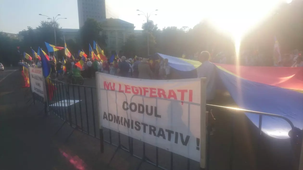 Aproximativ 100 de persoane participă în această seară în Piaţa Victoriei din Capitală la un miting de protest împotriva adoptării de către Guvern a OUG privind Codul Administrativ