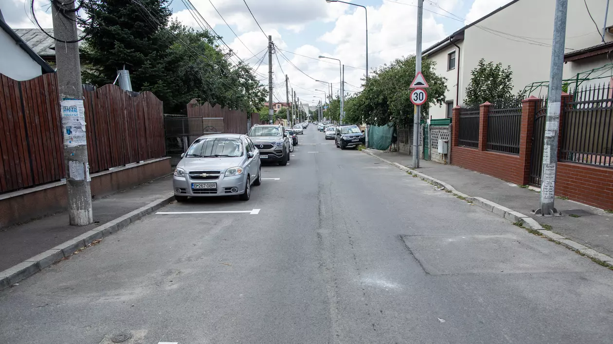 Locuri de parcare pe str. Moș Adam din Sectorul 5 / Foto: Vlad Chirea