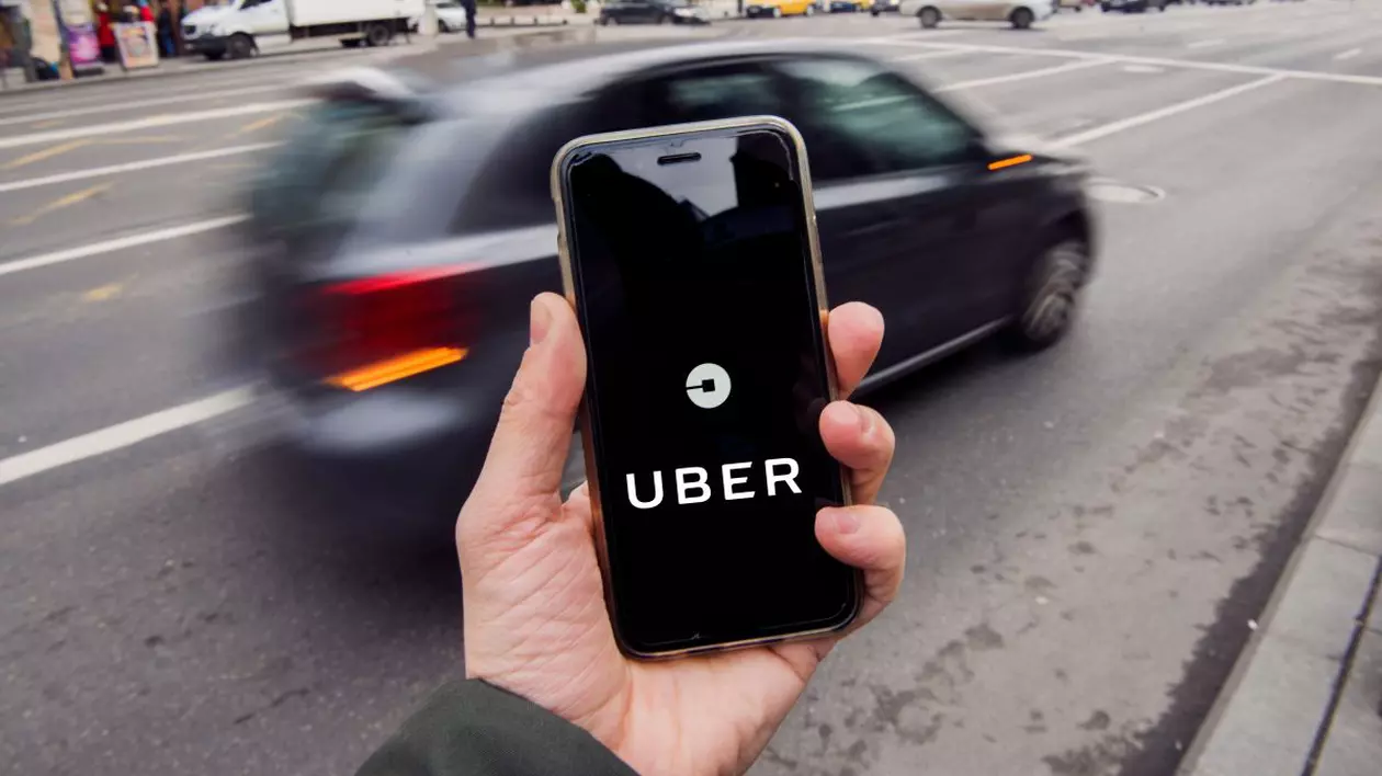 Acțiunile Uber au crescut cu 44%, după ce a anunțat că are suficienți bani pentru a depăși pandemia de coronavirus. Smartphone cu aplicația Uber