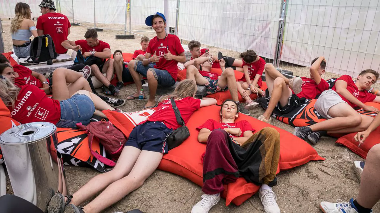 În culisele NEVERSEA. Care e contribuția celor 1.200 de voluntari la festivalul de la malul mării și cu ce se aleg  dupa 4 zile de concerte. „Aproape că înveți mai mult decât la școală”