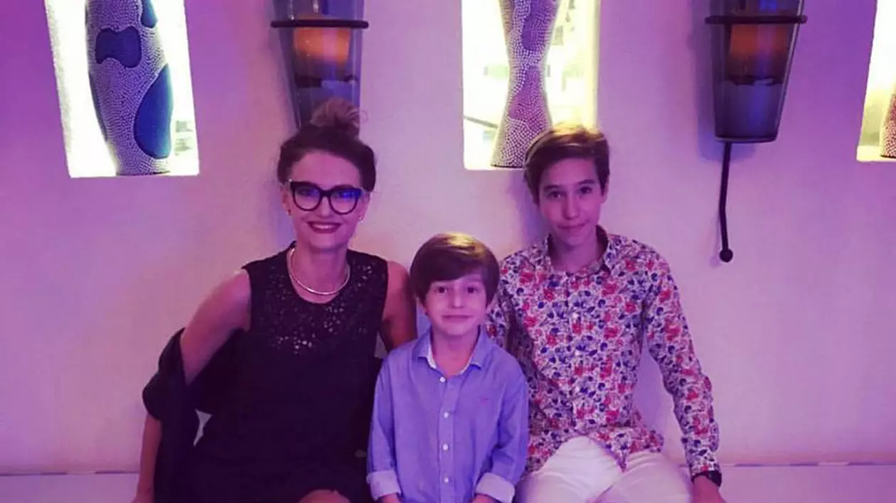 Dana Războiu nu se lasă îngenuncheată de rolul de mamă singură. 24 de ore din 24 e dedicată fiilor ei