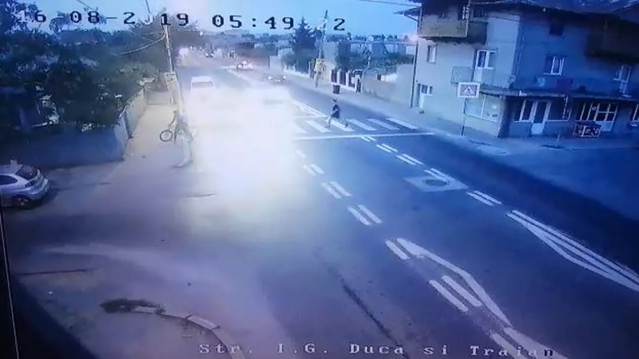 Imagini șocante! Un tânăr a scăpat cu viață miraculos, după ce a fost spulberat de o mașină pe trecerea de pietoni, în Eforie Nord