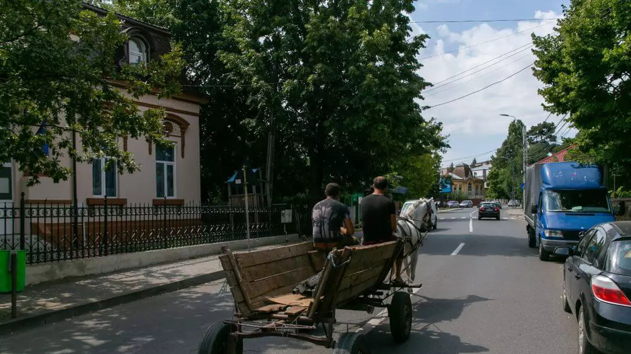 Corespondență din Caracal | Oamenii din „cetatea neagră” suportă în felul lor vestea că ar fi trăit, atâția ani, cu un monstru printre ei