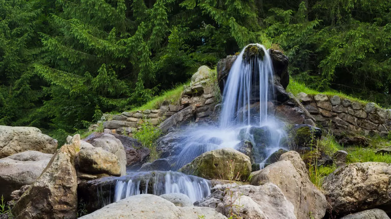 Cascade din România - cascada Izvorul Minunilor