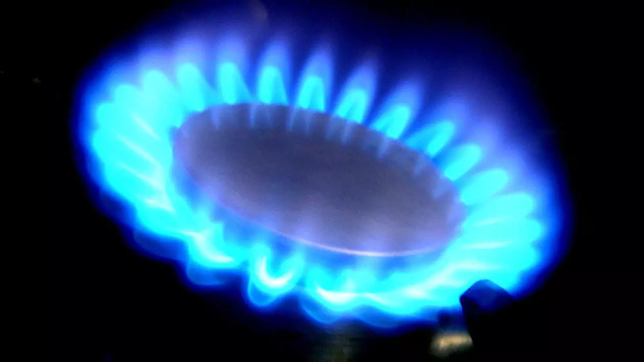 ANRE va elimina prețurile reglementate la gaze la 1 aprilie 2021, iar la electricitate la 1 iulie 2021. Gaze arzând pe aragaz