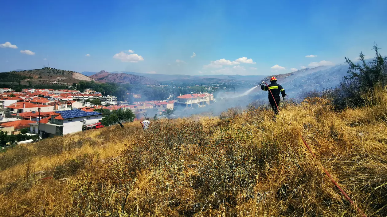 Zeci de focare de incendii de vegetaţie în Grecia (EPA)