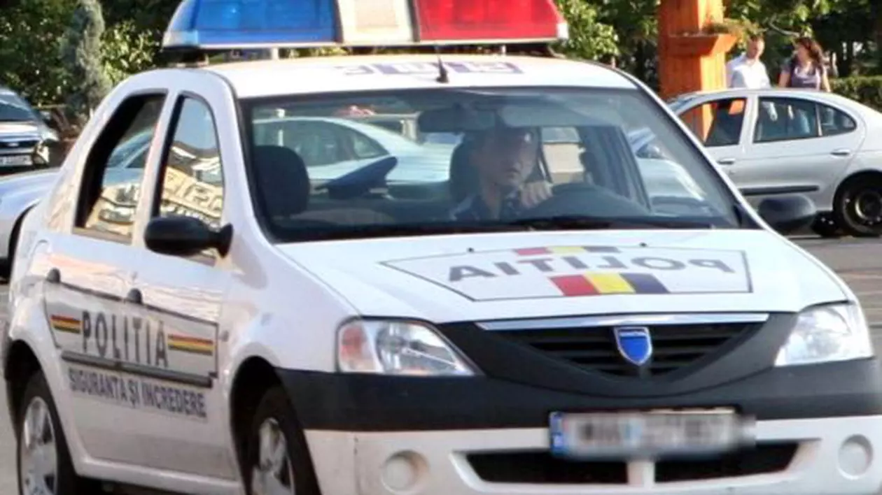 Mașină de poliție, implicată într-un accident în Ploiești. Un bebeluș de nouă luni a ajuns la spital