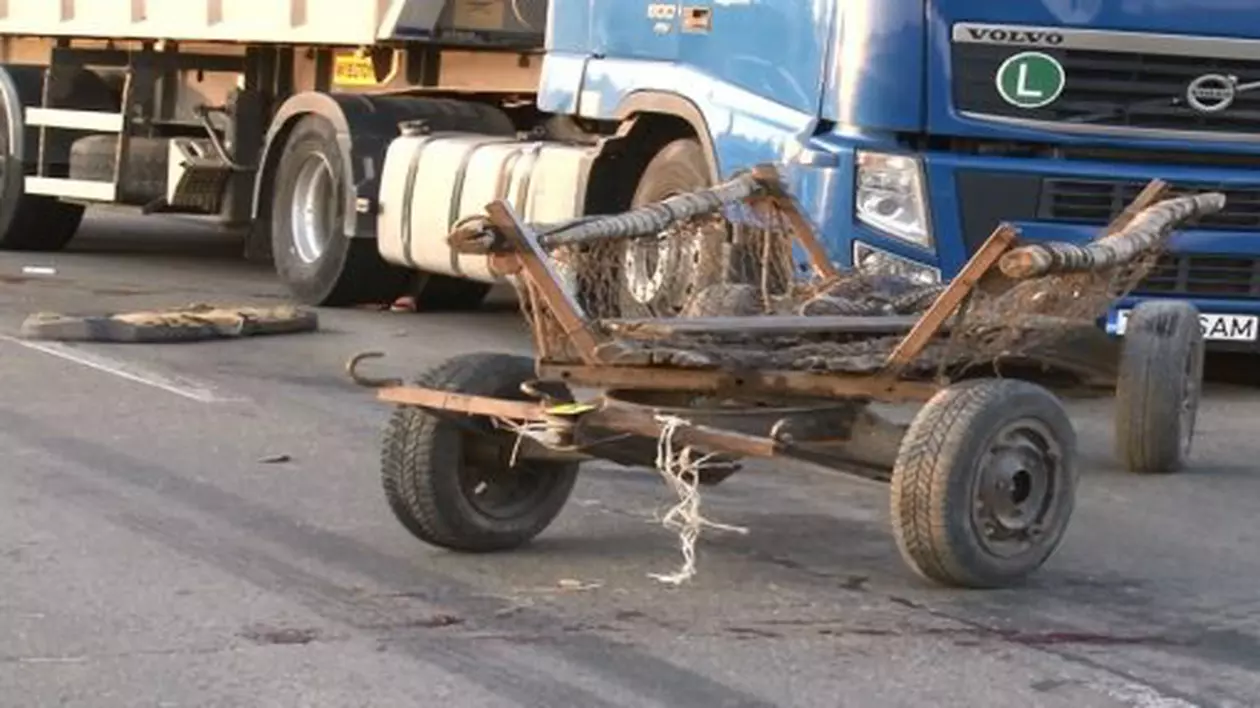Un tir a spulberat o căruță chiar în fața unui post de poliție din Prahova
