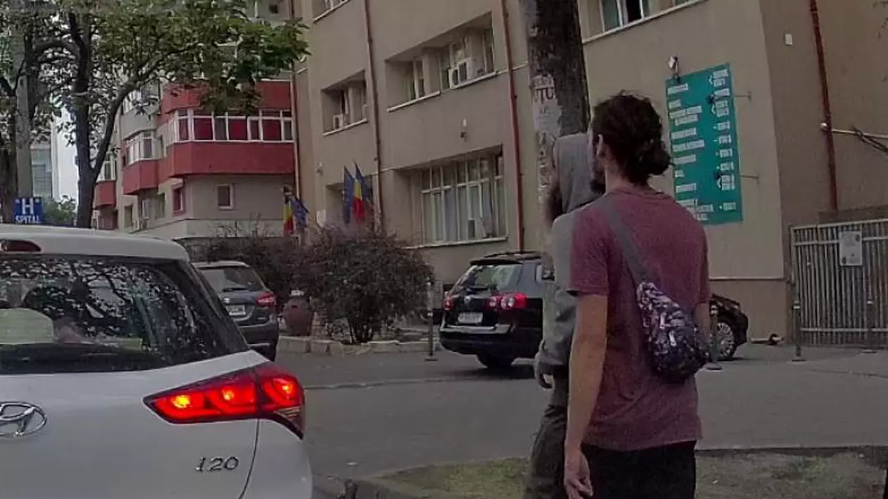 Polițiștii au găsit "cantități mari de plante verzi și uscate, din categoria celor cu efect psihotropice", în casele tinerilor care au agresat pasagerul unei mașini în trafic