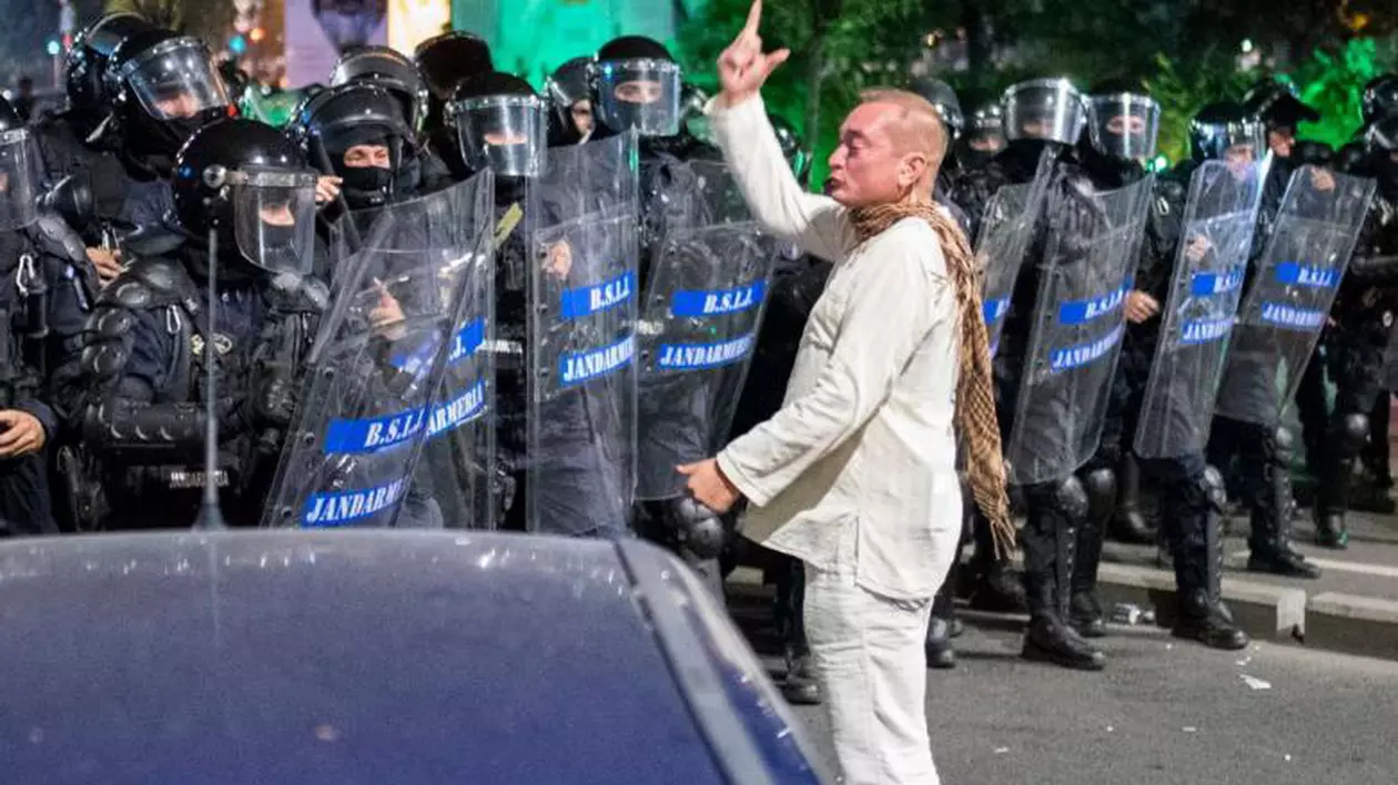 Colonelul Paraschiv, „bărbatul în alb” ar putea fi mutat la paza Centralei de la Cernavodă. Paraschiv a coordonat jandarmii la protestele din 10 august