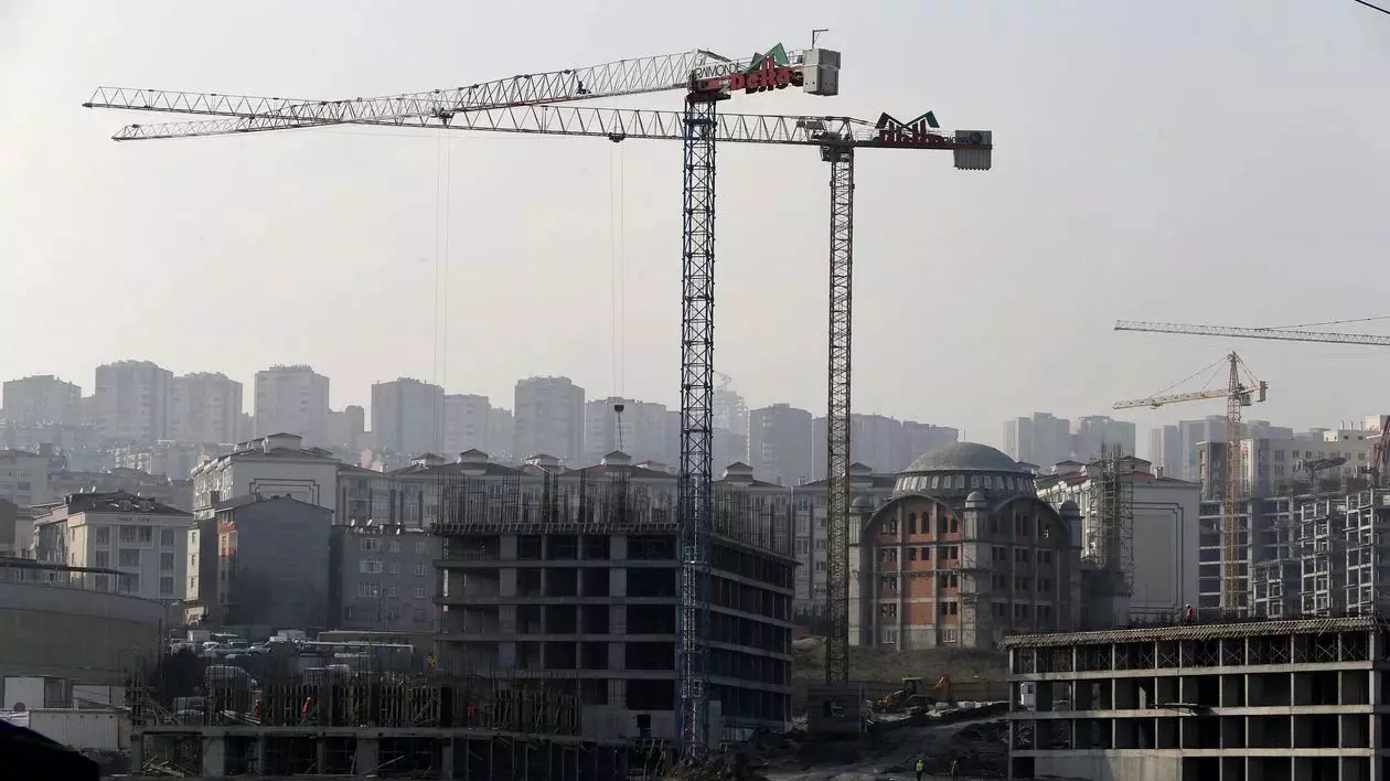 Economia își revine după șocul pandemiei: lucrările de construcții au crescut cu 20% în primele șapte luni. Statul a crescut investițiile. Macarale și construcții