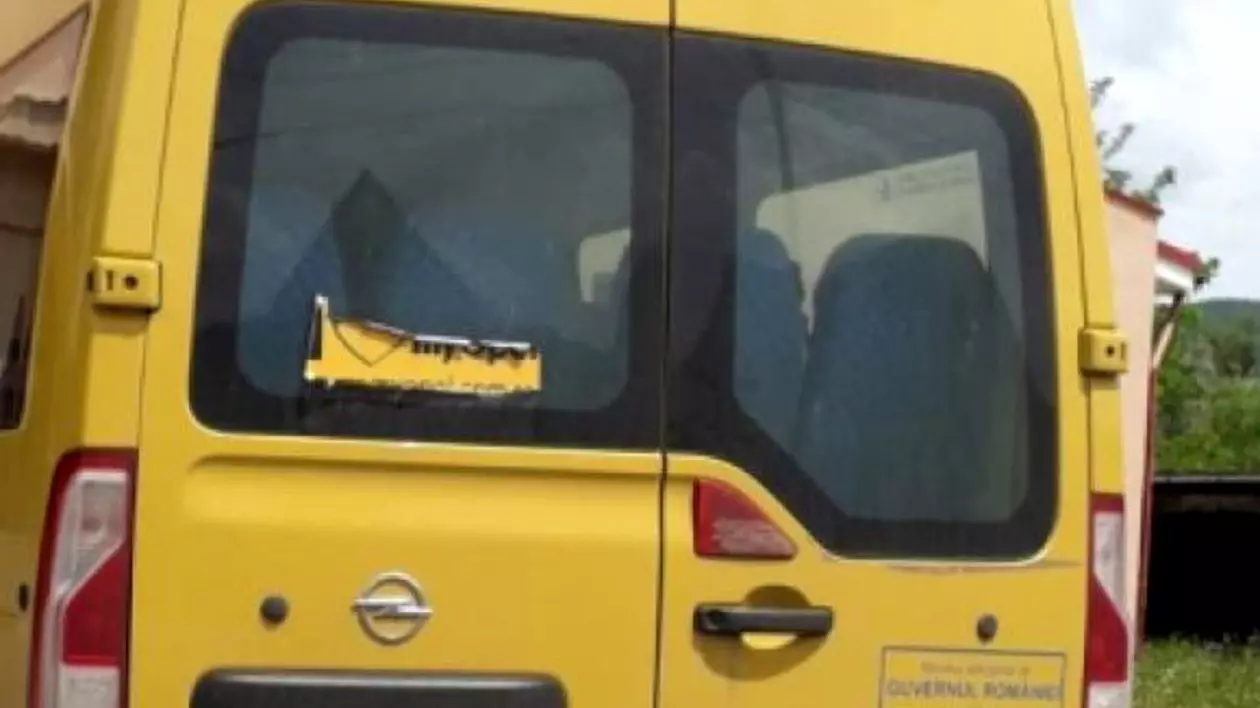 Microbuz şcolar în care se aflau 15 elevi, implicat într-un accident în Covasna. Trafic oprit pe DN 11