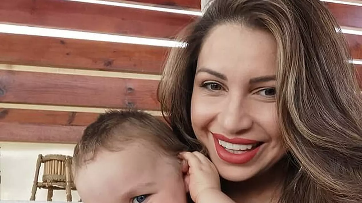 Un copil de 17 luni n-a fost primit într-un avion! Motivul halucinant pentru care micuțul și mama lui au fost dați jos din aeronavă