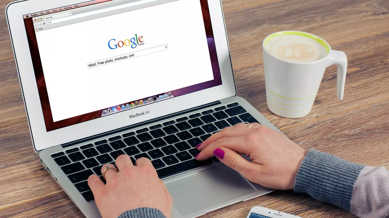 O femeie angajată la Google a dat în judecată compania pentru discriminare de gen și salariu inechitabil. Ea susține că a încasat ”cu sute de mii de dolari” mai puțin decât colegii ei bărbați, pentru același job