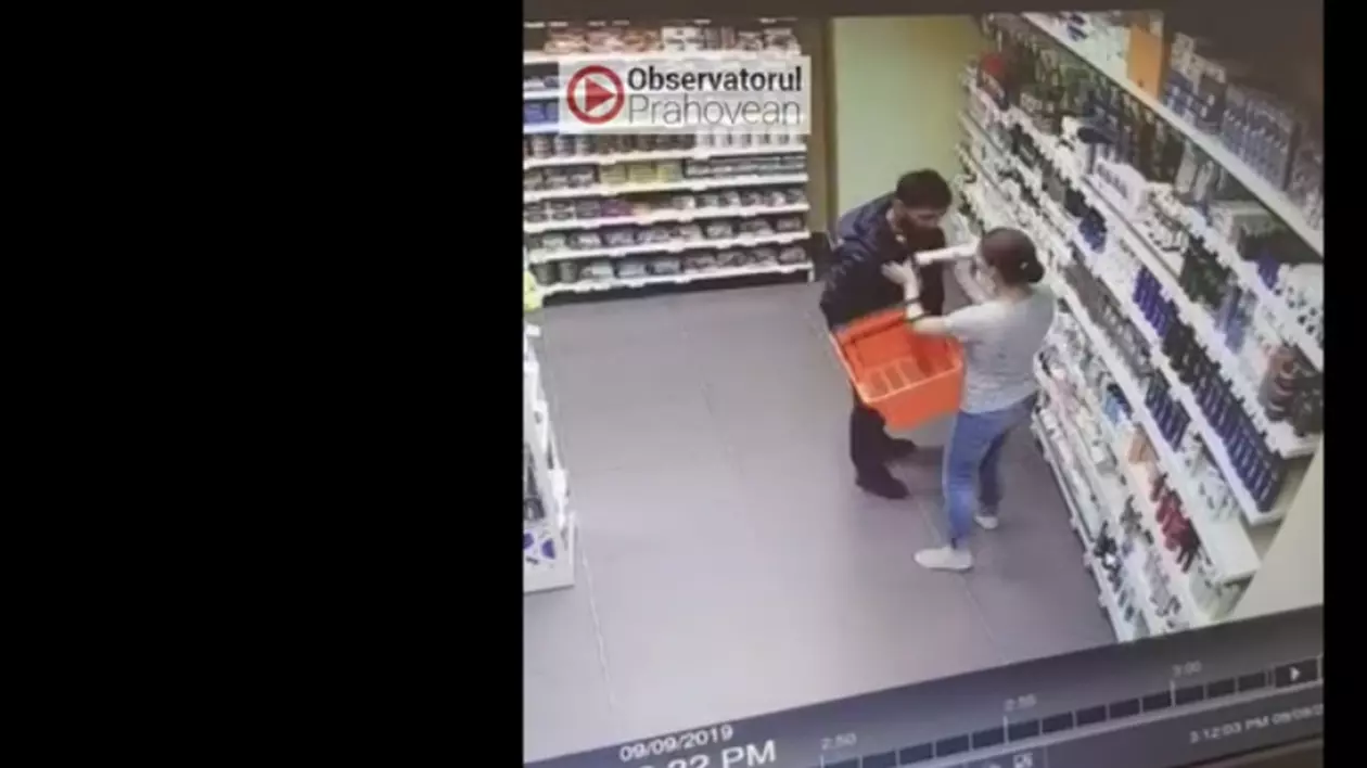 Cum mai fură hoții din Ploiești. Unul dintre ei s-a dus îmbrăcat cu o geacă groasă, ca să aibă unde să depoziteze „prada”