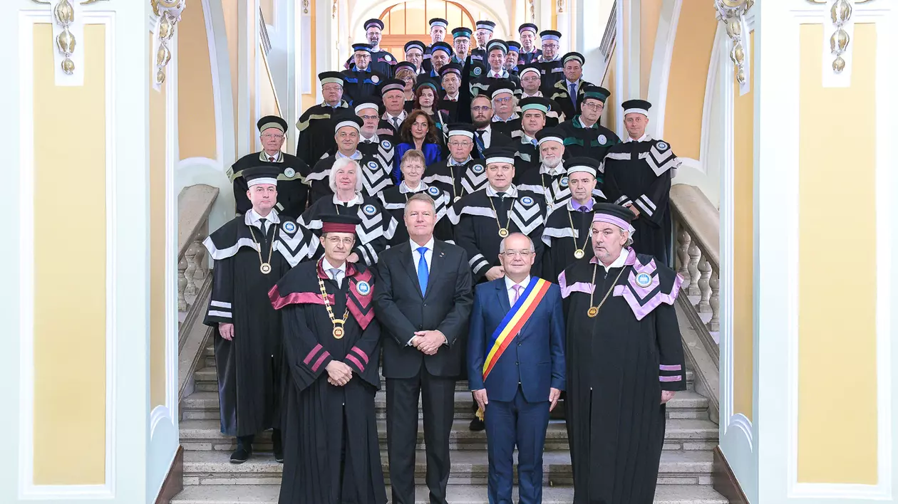 FOTO | Klaus Iohannis, mesaj către studenţi: "Aţi distrus mitul tânărului  apatic şi pasiv, care nu iese la vot!"