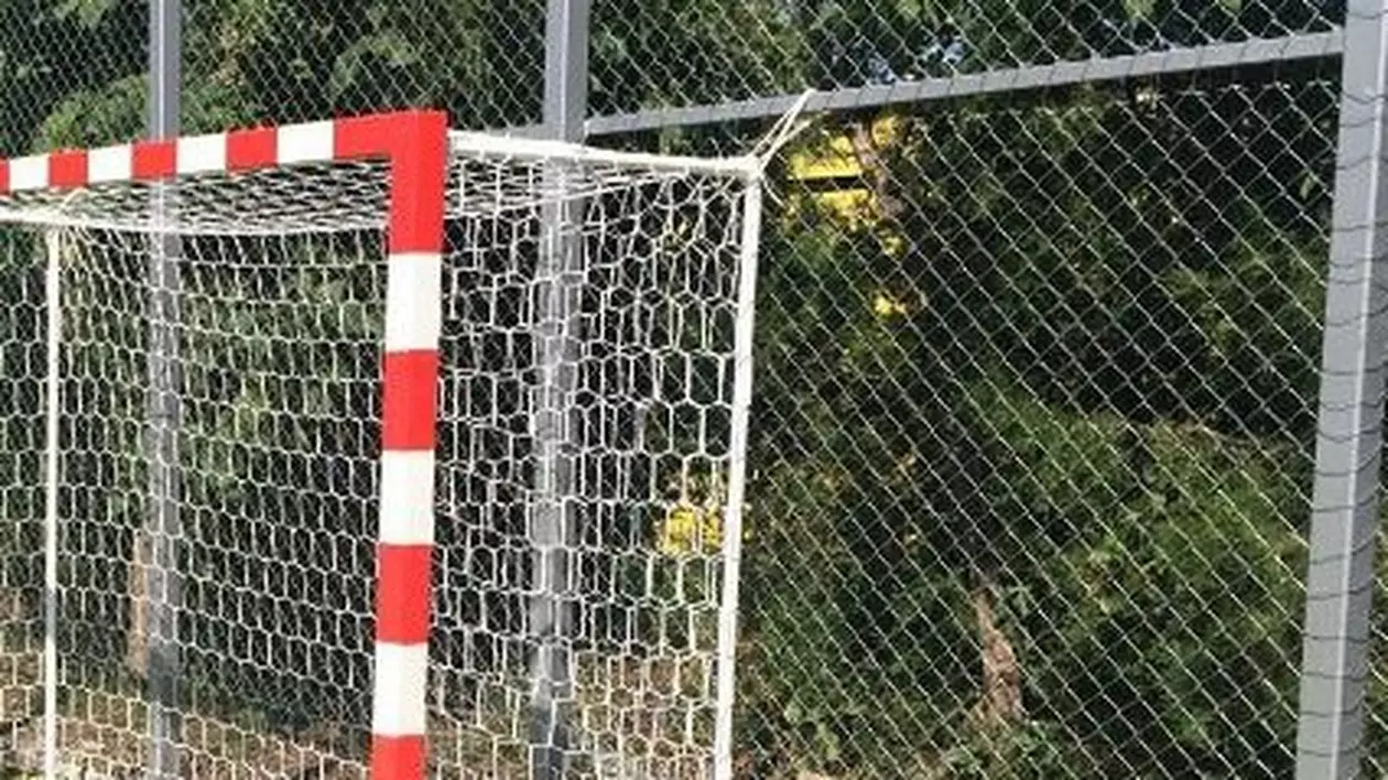 Un copil de 9 ani în stare critică, după ce o poartă metalică de fotbal a căzut peste el