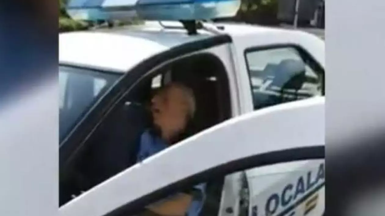 Polițist local din Baia Sprie, filmat în timp de dormea în mașina de serviciu
