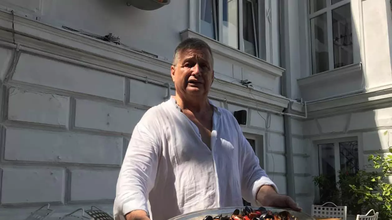 După 11 sezoane de “Politică și delicatețuri”, Mircea Dinescu și-a deschis restaurant cu numele emisiunii