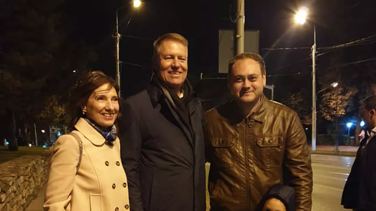 Klaus Iohannis şi soţia sa, Carmen, fotografii în centrul Iaşului
