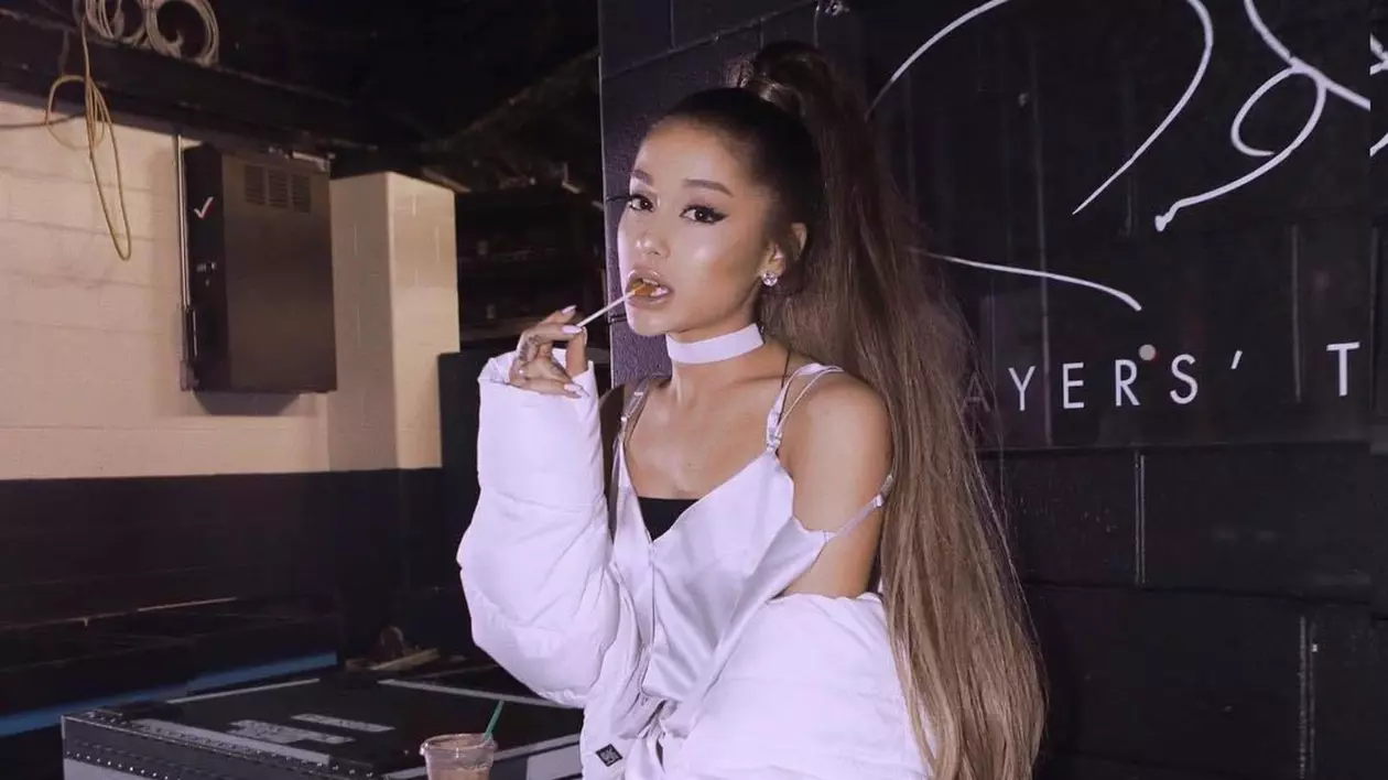 Ariana Grande și Justin Bieber au lansat videoclipul piesei “Stuck with U”. În clip apar zeci de staruri și noul iubit al artistei
