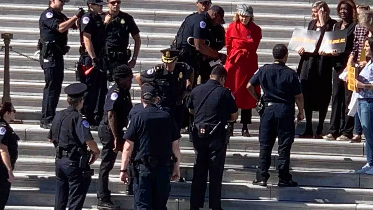 Actrița Jane Fonda, arestată la Washington, în timpul unui protest față de schimbările climatice