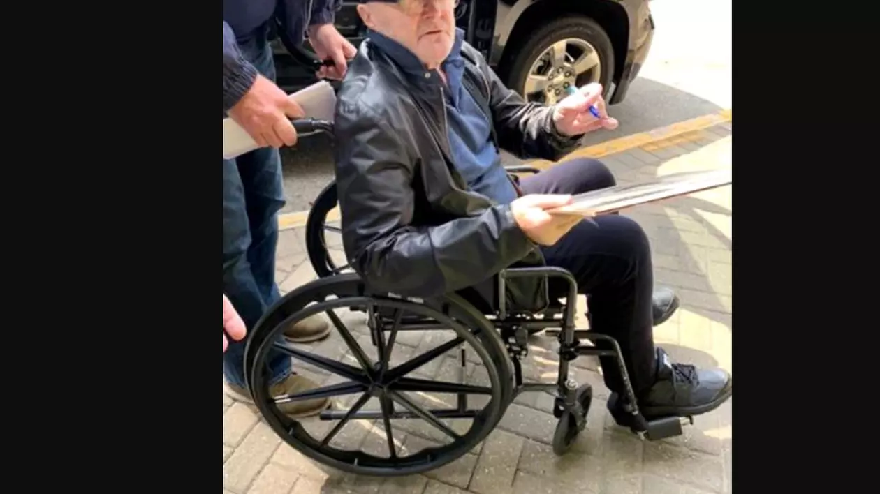 Celebrul cântăreț Phil Collins a ajuns în scaun cu rotile!