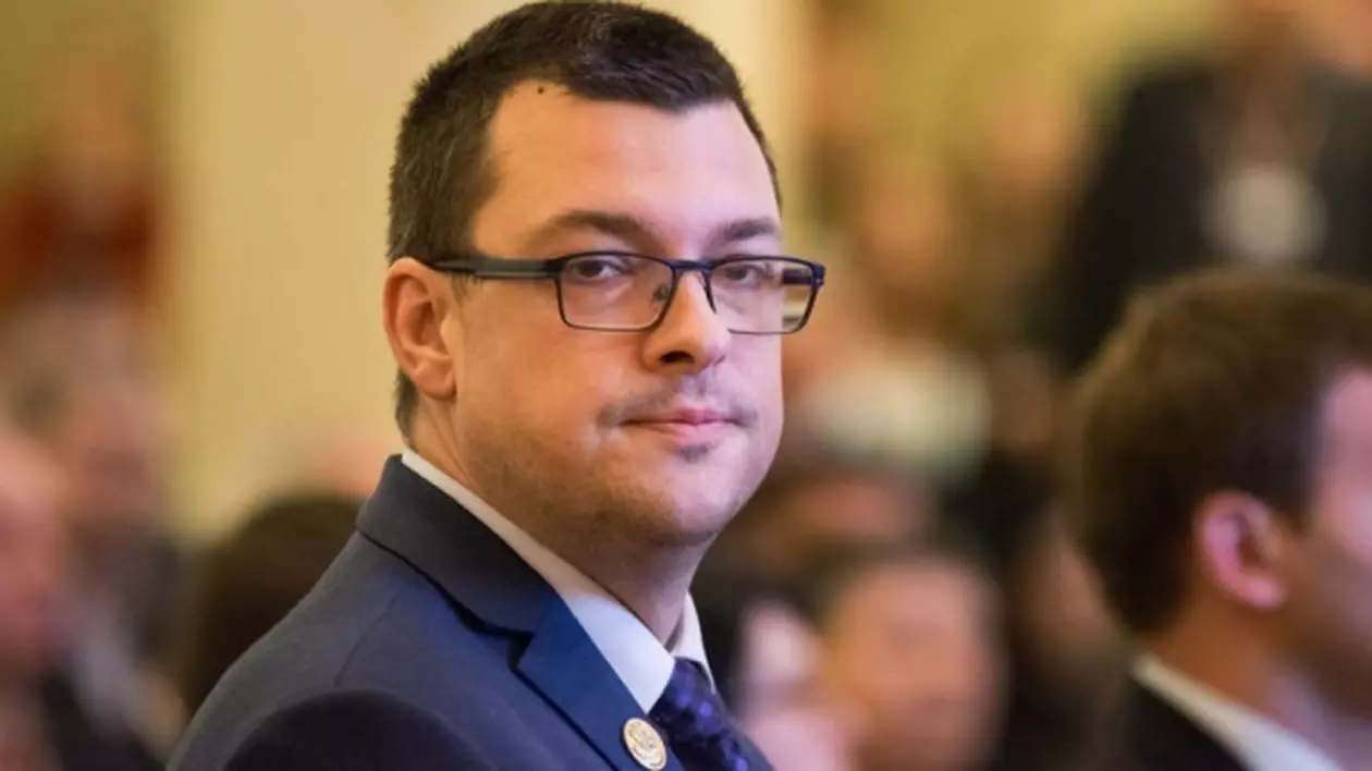 Deputatul PNL Ovidiu Raețchi, după ce a văzut filmările de pe Libertatea.ro: ”Voi depune azi o solicitare de a include pe ordinea de zi a Comisiei  pentru Apărare,  analizarea imaginilor”