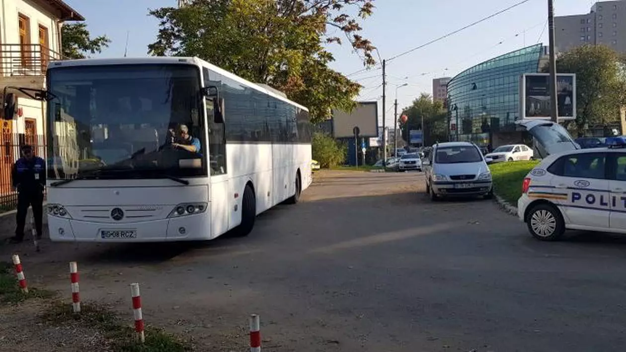 Un șofer de autobuz din Iași a călcat pe picior un adolescent. Este căutat de Poliție