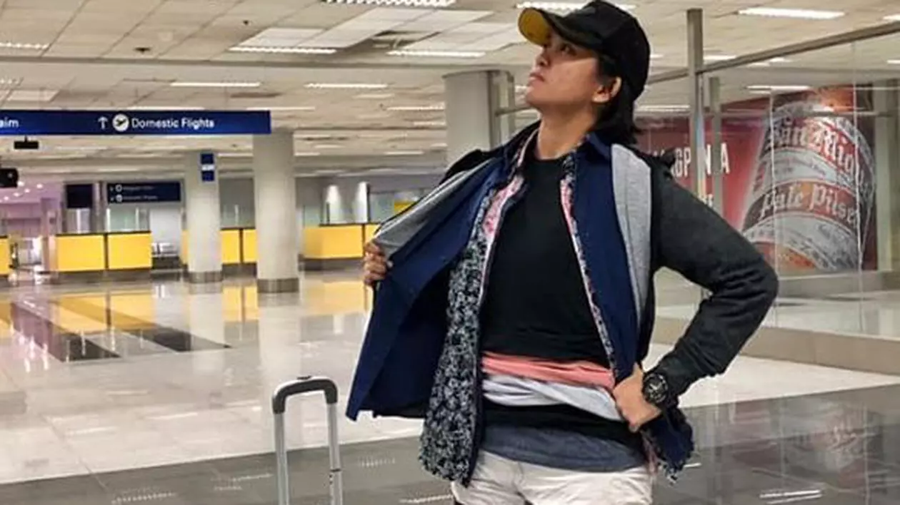 O tânără și-a pus pe multe straturi de haine când a urcat în avion pentru a evita să plătească taxa de bagaj