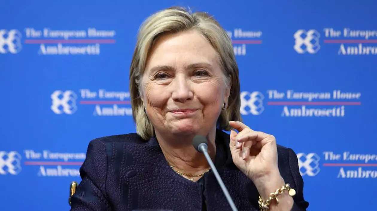 Hillary Clinton îl parodiază pe Trump, cu o falsă scrisoare a lui Kennedy către Hrușciov: ”Nu fi tâmpit, ok?”