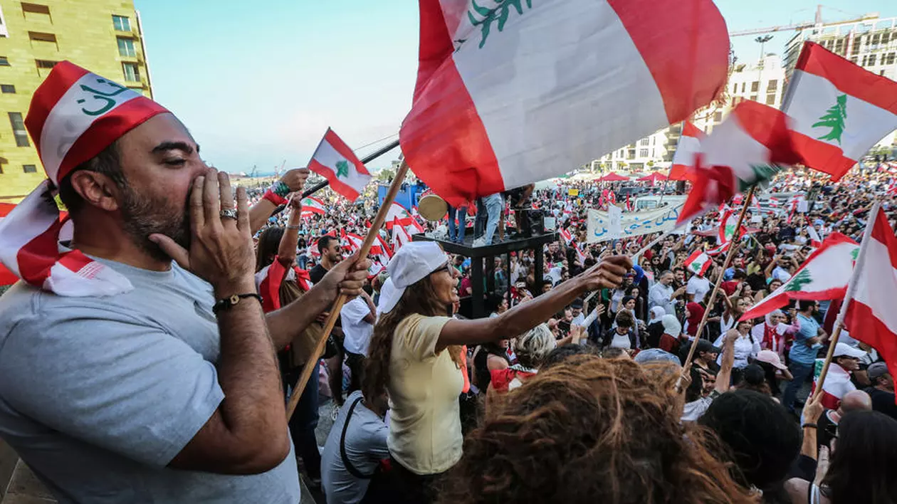 Protestatarii din Liban i-au cântat ”Baby Shark”unui copil de un. Imaginile au devenit virale
