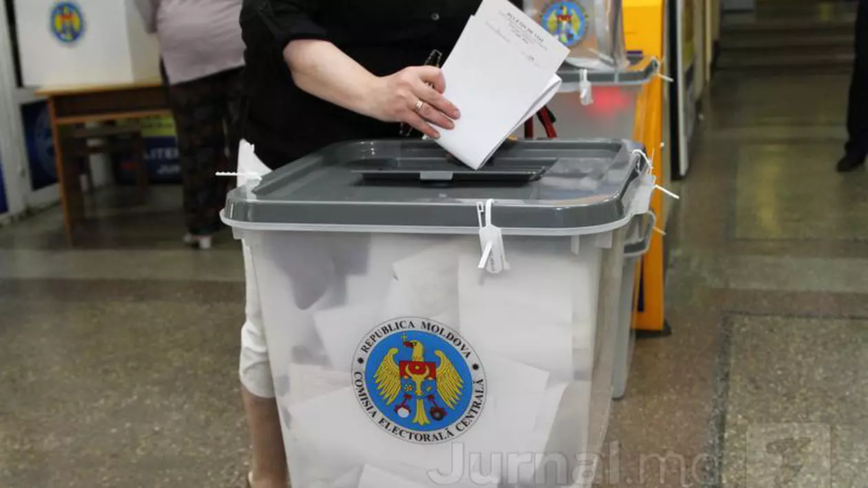 În Republica Moldova se desfăşoară azi al doilea tur al alegerilor locale generale. Cine se luptă pentru funcția de primar al Chișinăului