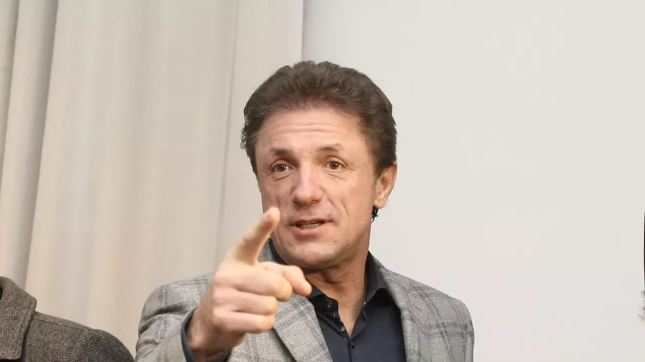 "La Stadionul Dinamo nu este reglementată situaţia juridică. Sunt trei stadioane, Rapid, Ghencea şi Arcul de Triumf, care sunt realizabile. Din discuţiile pe care le-am avut, este posibil ca la momentul derulării Campionatul European cel puţin două să fie în stare de funcţionare, nu finalizate integral, dar cu tot ceea ce ţine de terenul de joc, de vestiare. Cu calea ferată e un mic blocaj pe care sunt convins că îl vom depăşi.