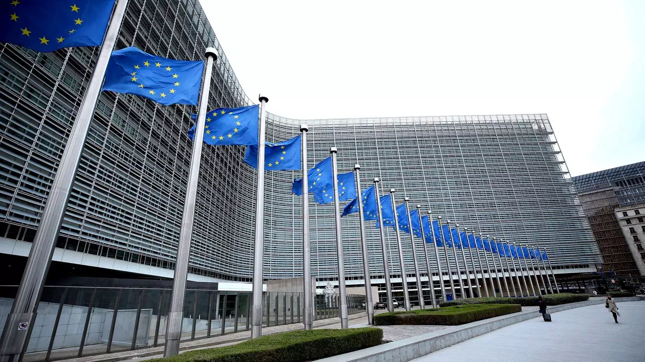 Scandal pe bugetul UE. Plecarea Marii Britanii a lăsat o ”gaură” de 60 de miliarde de euro. Ce riscuri există pentru România. Steaguri UE în fața clădirii Comisiei Europene de la Bruxelles