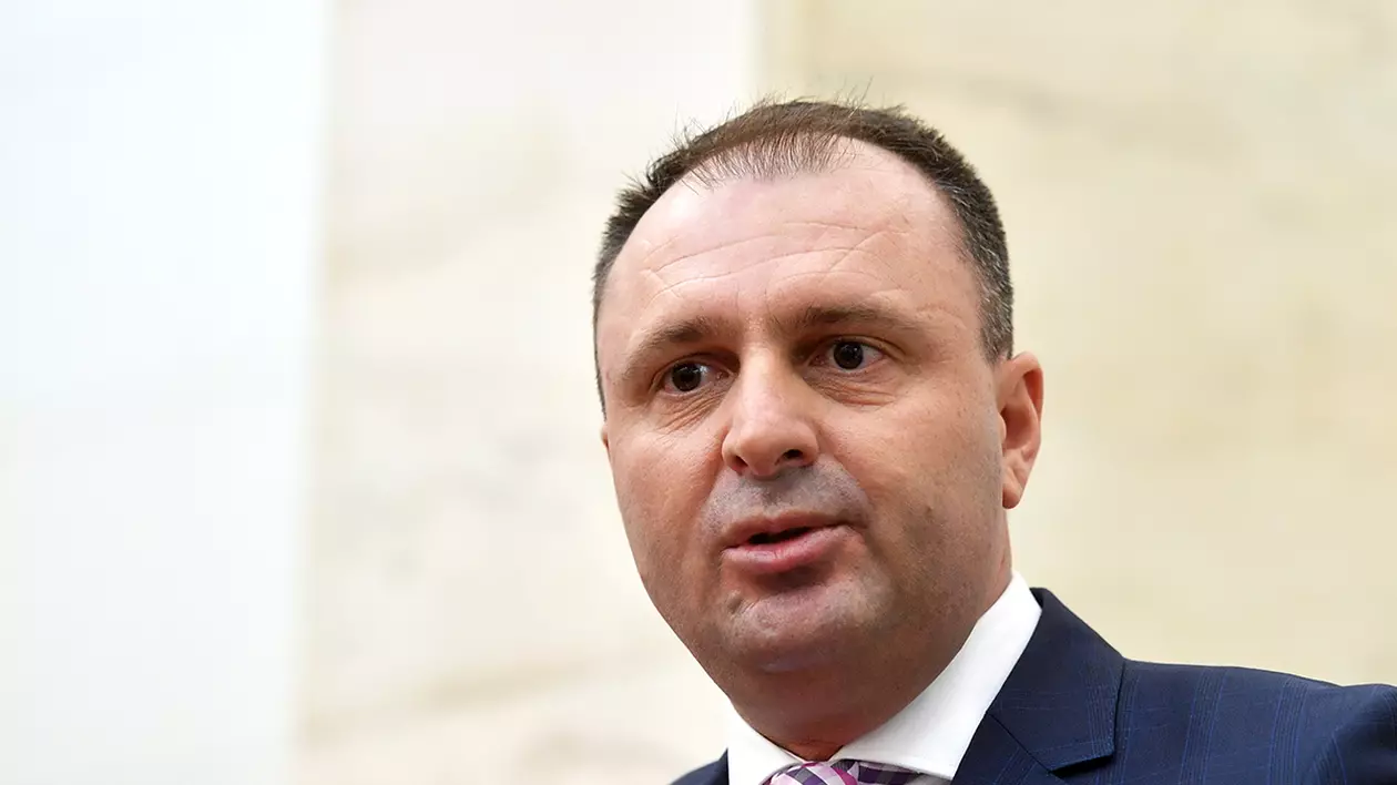 Plagiatorul Cristian Petcu a redevenit secretar general la ICR. Are un verdict dat de Comisia de Etică a Universității Craiova