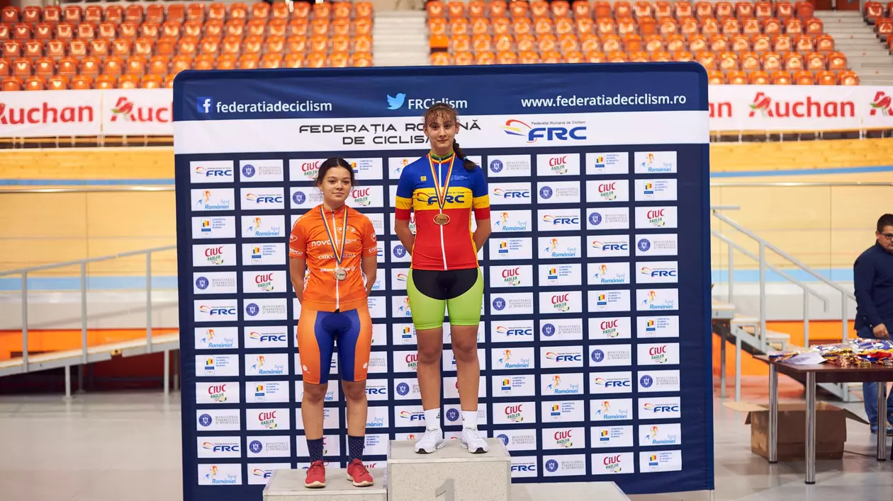 Doar două fete au concurat la Campionatul Național de Velodrom! Sportivele care se ”luptă” cu cronometrul