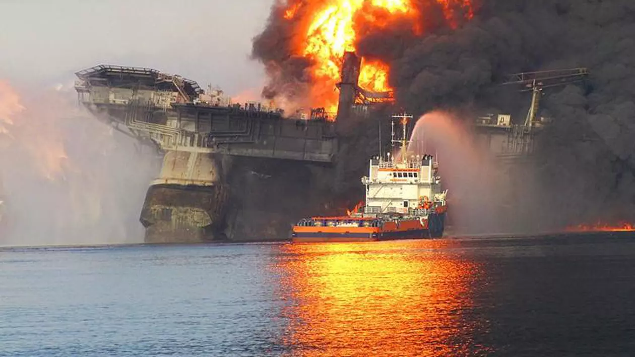 Explozia platformei petroliere Deepwater Horizon și deversarea de petrol din Golful Mexic a fost cel mai grav dezastru ecologic provocat de oameni (FOTO: omofon.com)