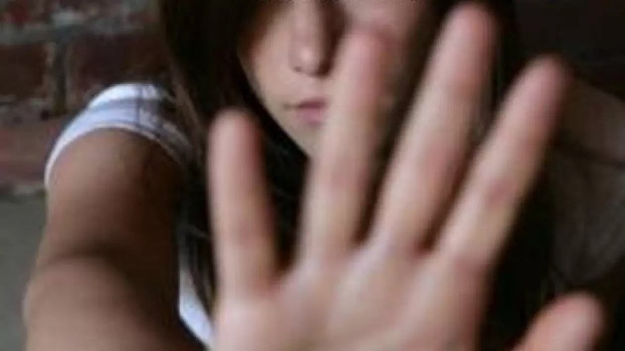 Un botoșănean care muncea în Italia și-a batjocorit fata de 12 ani. A dat vina pe băutură