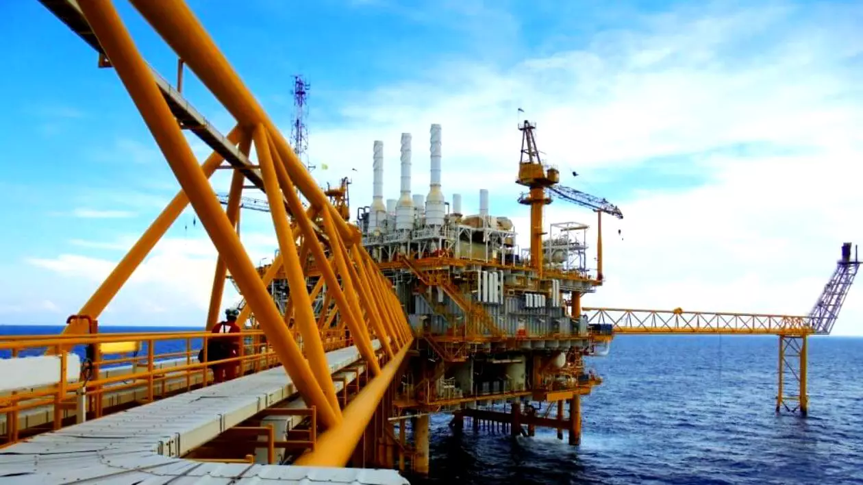 Romgaz ar putea prelua 15-20% din acțiunile Exxon la zăcămintele din Marea Neagră. Platformă petrolieră