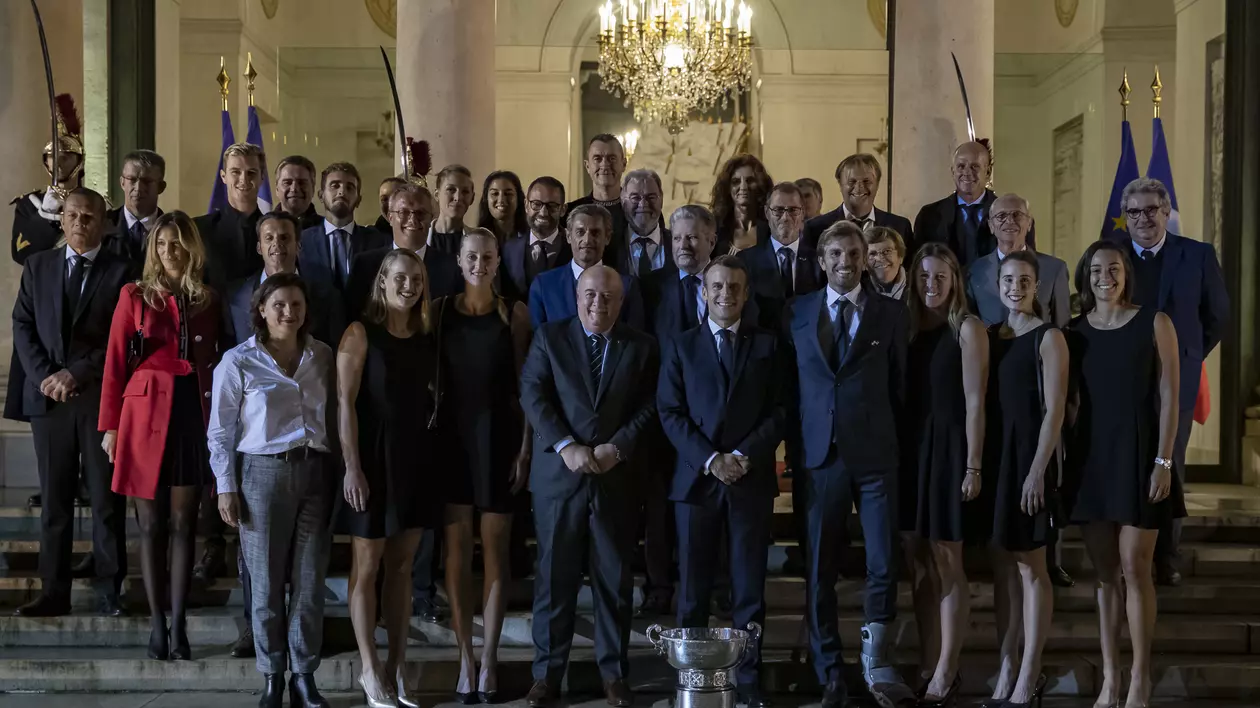Cu trofeul Fed Cup la președinte. Echipa feminină de tenis a Franței, primită de Macron