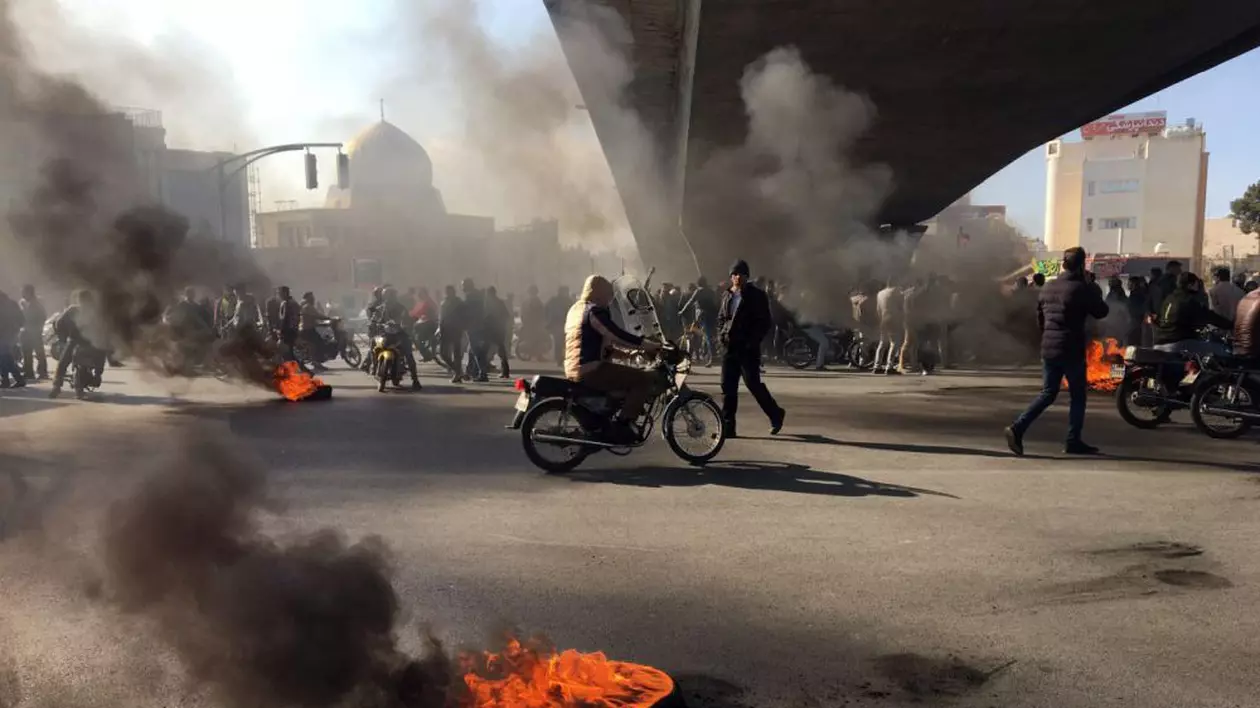 Proteste în Tehran, Iran, după majorarea prețului la benzină