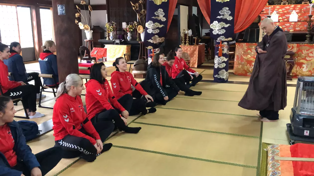 Handbalistele, la ora de meditație, în Japonia. Fetele au vizitat Templul Kodenji