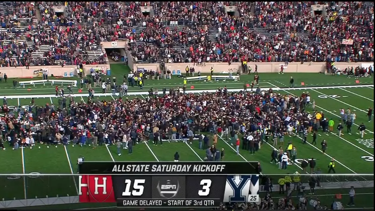 Studenții de la Harvard și Yale au întrerupt un meci de fotbal american cu un protest spontan împotriva încălzirii globale