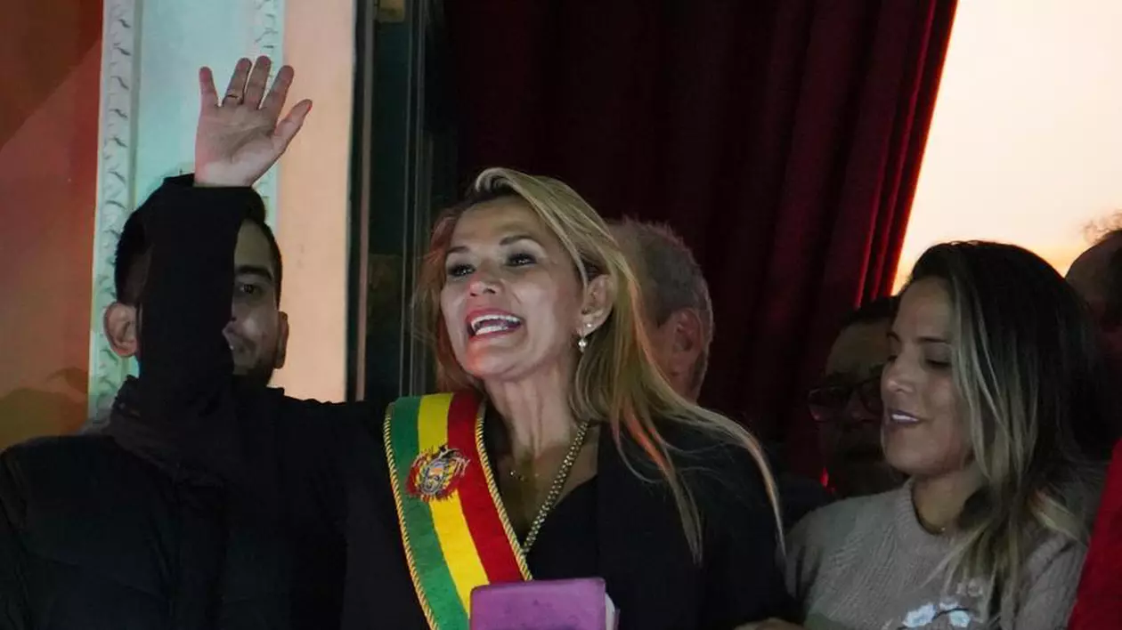 Senatoarea Jeanine Anez s-a proclamat preşedinte interimar al Boliviei (foto EPA)