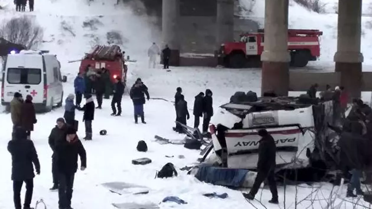 Un autobuz a căzut într-un râu din Siberia. 15 oameni au murit