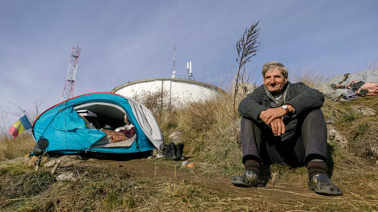Povestea bărbatului care locuiește de 5 ani într-un cort, pe Dealul Melcilor din Brașov: “Crăciun, Revelion, Paști sunt șterse de la mine de pe hârtie”