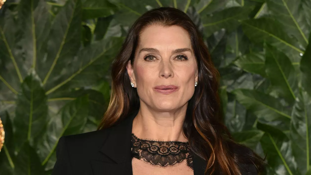Cum arată Brooke Shields în costum de baie la 54 de ani!