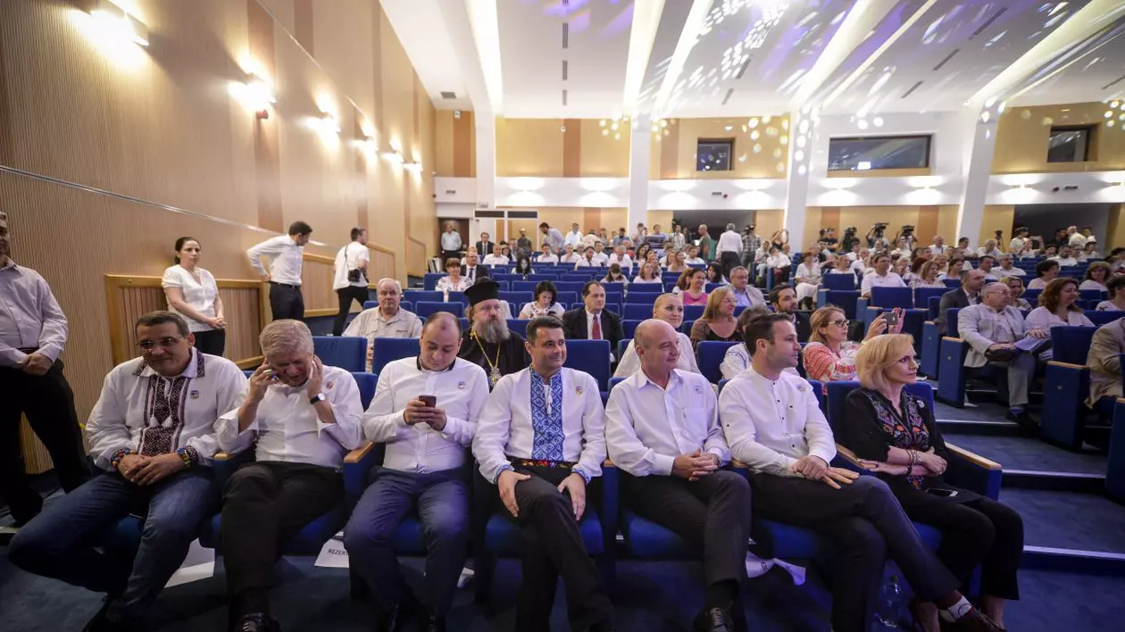 Nu cetățenii, ci blaturile cu televiziunile îi țin pe Gabriela Firea și pe primarii de sectoare în cursa pentru primării!